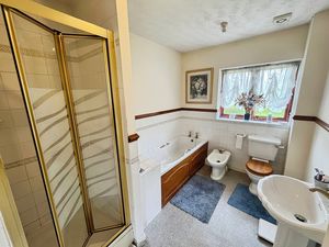 Master en suite- click for photo gallery